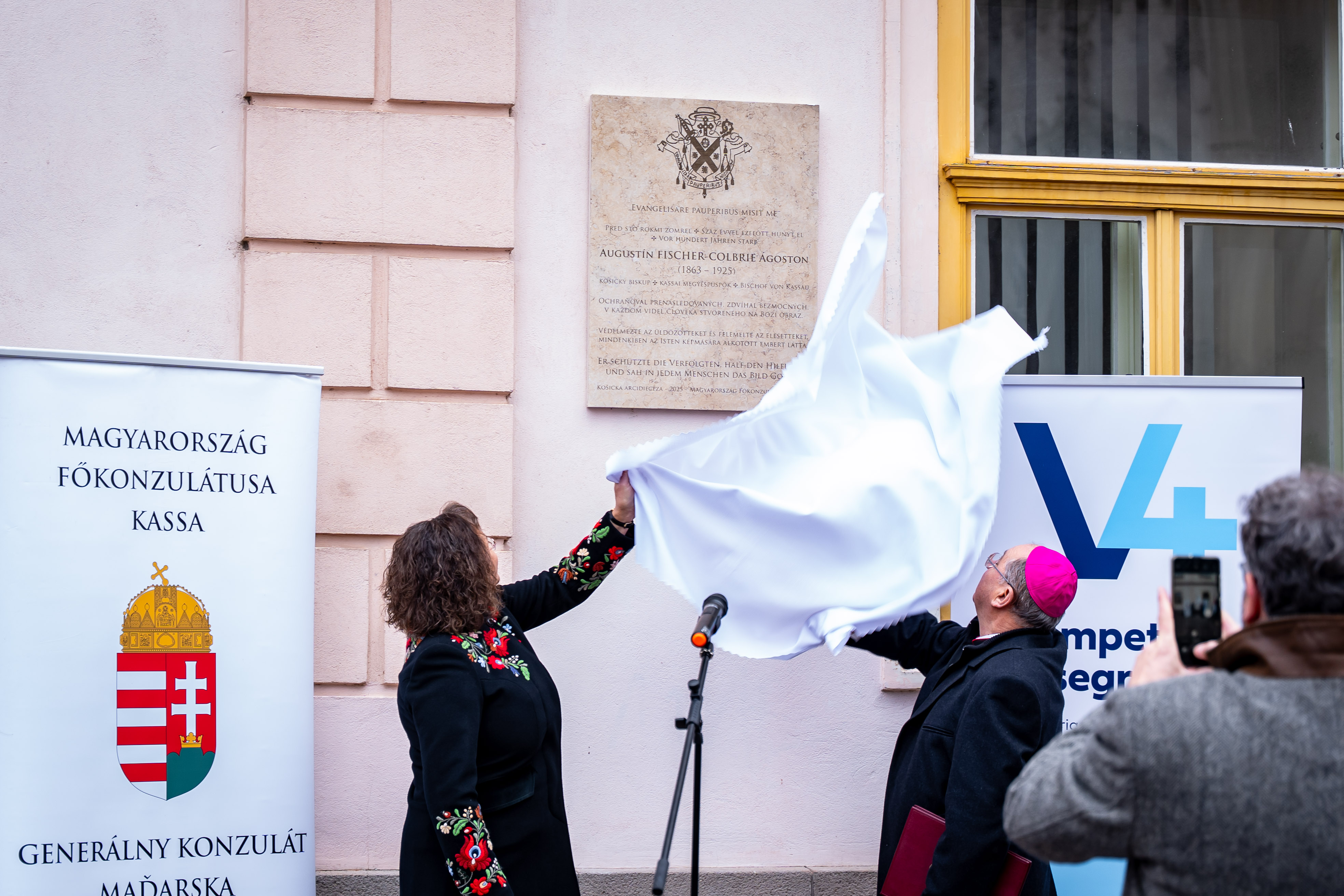 Slavnostne odhalenie pamatnej tabule na pocest kosickeho biskupa Augustina Fischer-Colbrieho-16